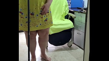 Preview 1 of Porn Mom And Son In The Kitchen - Coolmarina. Limpiadora vieja se pone caliente en su trabajo
