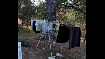 Preview 1 of Hd Pont Mom - &Eacute_tendre son linge v&ecirc_tu d&#039_un string