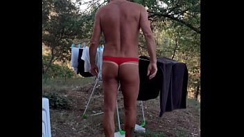Preview 4 of Hd Pont Mom - &Eacute_tendre son linge v&ecirc_tu d&#039_un string