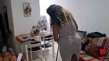Preview 1 of Yoy Mom - Empregada dom&eacute_stica Trabalhando Sem Calcinha N&atilde_o Perdoei e Botei no Cuzinho | Chefona Araujo