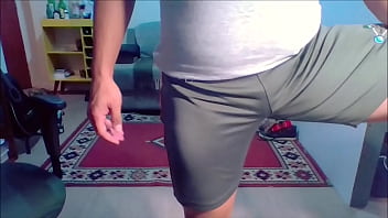 Preview 4 of Xxxbf Daunlod - Tes&atilde_o no shorts cinza pau torando na cueca slim