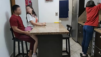 Preview 4 of Krina Nagi - Mi Sobrina Traviesa le Gusta Comer Sentada en las Piernas del Tio Pervertido al Frente de su Mujer