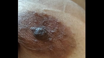 Preview 1 of Desi Rape Sexy - Filmei os peitos com ar&eacute_olas de cookies sem ela perceber enquanto ela mexe no celular.