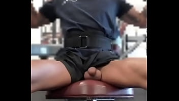Preview 1 of Girl Sucking Dick In Public - exhib de ma queue &agrave_ salle de sport