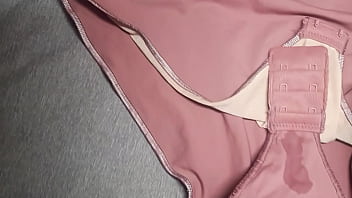 Preview 3 of Repsex Vidios - Me masturb&eacute_ y corr&iacute_ sobre la lencer&iacute_a nueva de mi mejor amiga. Ahora no se como limpiarlo