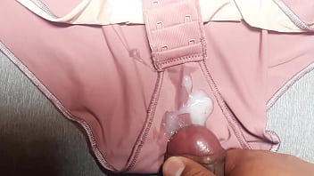 Preview 4 of Repsex Vidios - Me masturb&eacute_ y corr&iacute_ sobre la lencer&iacute_a nueva de mi mejor amiga. Ahora no se como limpiarlo