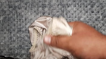 Preview 2 of Stupmom Ans San - Me masturb&eacute_ y me vine sobre los panties satinados usados de mi mejor amiga