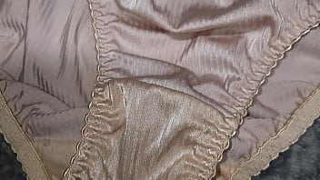 Preview 1 of Stupmom Ans San - Me masturb&eacute_ y me vine sobre los panties satinados usados de mi mejor amiga