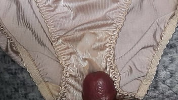 Preview 4 of Stupmom Ans San - Me masturb&eacute_ y me vine sobre los panties satinados usados de mi mejor amiga
