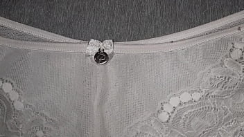 Preview 1 of Daughter And Dad Hide From Mom - Me masturb&eacute_ y me vine en los calzones cacheteros de encaje de mi amiga