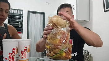 Preview 1 of Porny Domi - Comendo o Maior Burger King do X videos