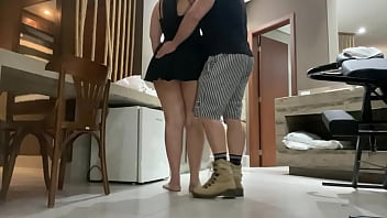 Preview 1 of Artis Indosexcom - Esposa rabuda de vestidinho exibindo a bunda grande