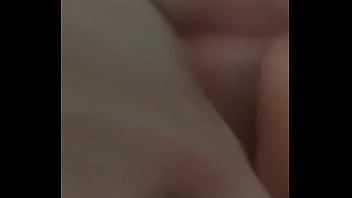 Preview 2 of Femdom Stepmom Piss - Mujer metiendose los dedos en su jugosa vagina