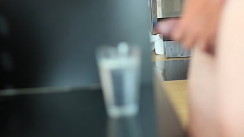 Preview 4 of Ass Geek - Cum Tonic - abspritzen ins Glas