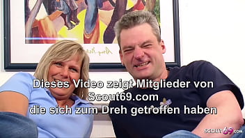 Preview 1 of Daddy Sucks Real Daughters Pussy - Ehemann l&auml_sst seine reife Ehefrau von fremden Typen im Dreier ficken