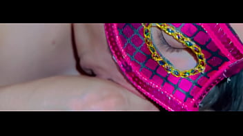 Preview 1 of Curious Hubby At Beach - SE LA MAMA A SU AMIGO