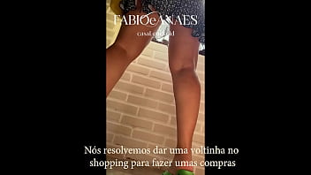 Preview 1 of America Home Sexy Big Bob Xxx - Passeio de carro com a hotwife de sainha colocando p&eacute_zinhos para cima