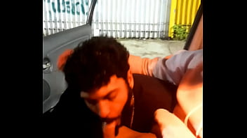 Preview 2 of Gril Andgrilsex - Mamando e fodendo na rua enquanto as pessoas passam
