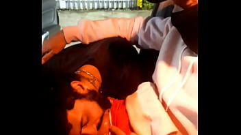 Preview 1 of Gril Andgrilsex - Mamando e fodendo na rua enquanto as pessoas passam
