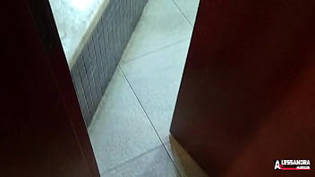 Preview 3 of Biggest Hardest Dick Ever - o namorado da minha amiga me espinhando pela porta e bateu uma punheta (completo no RED)