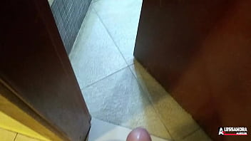 Preview 1 of Biggest Hardest Dick Ever - o namorado da minha amiga me espinhando pela porta e bateu uma punheta (completo no RED)