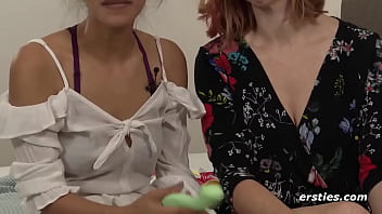 Preview 4 of Hijab Slut Sexy - Ersties: Schmackhafter lesbischer Sex par excellence