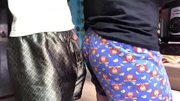 Preview 1 of Mamas Slave - ENQUANTO ELE FAZ O JANTAR ESFREGO MEU PAU NA BUNDA