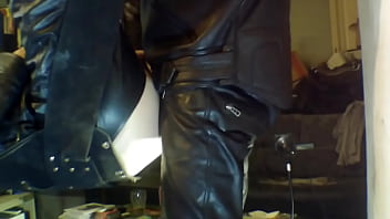 Preview 1 of Mfc Tityfuck - daddy baiser sur un slig par un master cuir.