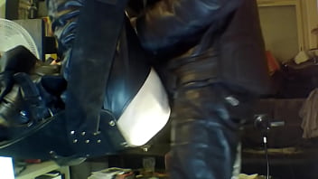 Preview 4 of Mfc Tityfuck - daddy baiser sur un slig par un master cuir.
