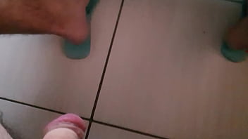 Preview 1 of Cally Cei - Me masturbando na sala e assistindo uma novinha na siririca gostosa e molhada