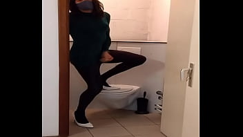 Preview 3 of Katreena - Eva Des,  jeu en solo toilette publique