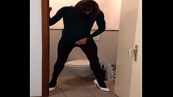 Preview 4 of Katreena - Eva Des,  jeu en solo toilette publique