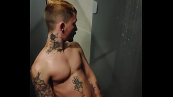 Preview 3 of Mom And Sun House Sexy Video - novinho se exibindo no chuveiro da academia