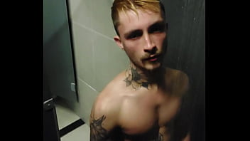 Preview 4 of Mom And Sun House Sexy Video - novinho se exibindo no chuveiro da academia