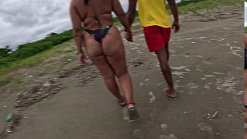 Preview 2 of Xxxx B F Vido - Nicoly safada seduz bombeiro na praia e senta na rola dele no meio do mato