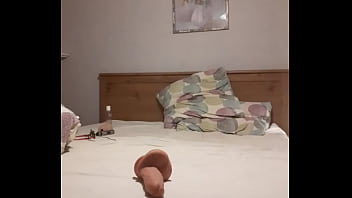 Preview 1 of Bear Party Brazzers - Aimer sucer son gode comme une garce les yeux band&eacute_s