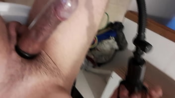 Preview 4 of Mom Big Payudara - Brasileiro usa bomba peniana