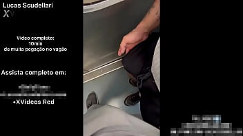 Preview 4 of Sex Xx Video Hp - Lucas Scudellari recebendo m&atilde_o amiga dentro do vag&atilde_o de trem (Completo no Red)