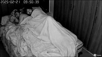 Preview 1 of Orgasms Mother N Soon - Curiosos amigos pegos transando com uma c&acirc_mera escondida sem sela embaixo dos edredons.