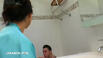 Preview 3 of Assian Xnxx Video - Jeunot fran&ccedil_ais encule sa logeuse cougar sous la douche