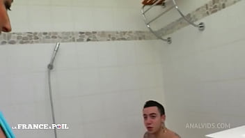 Preview 4 of Assian Xnxx Video - Jeunot fran&ccedil_ais encule sa logeuse cougar sous la douche