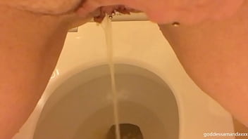 Preview 3 of Bus Japonesas - Peeing and Farting on the Toilet