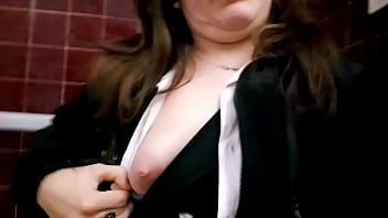 Preview 1 of Pakisatni Girl Porn - Pillan a secretaria que se va al ba&ntilde_o a grabarse con su amante y lo filtran
