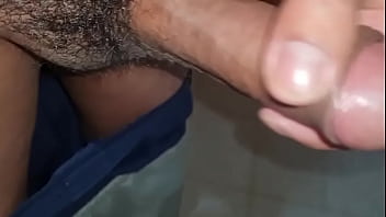 Preview 2 of Xxx Bhabhi Sleeping - Masturbandome en el ba&ntilde_o