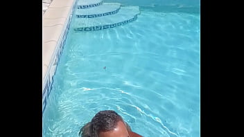 Preview 2 of Extreme Jynx Maze - Sucer son gode dans la piscine