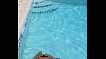 Preview 3 of Extreme Jynx Maze - Sucer son gode dans la piscine