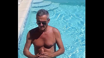Preview 1 of Extreme Jynx Maze - Sucer son gode dans la piscine