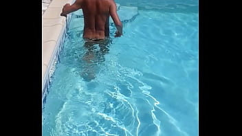 Preview 4 of Extreme Jynx Maze - Sucer son gode dans la piscine