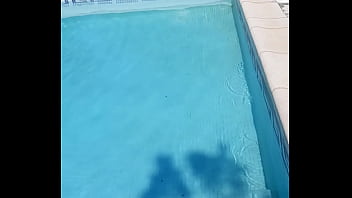 Preview 1 of Rape Sex 2018 - Petit string ficelle et plug dans la piscine