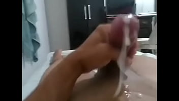 Preview 2 of Cumshot Cuir - Novinho goza o puro leite